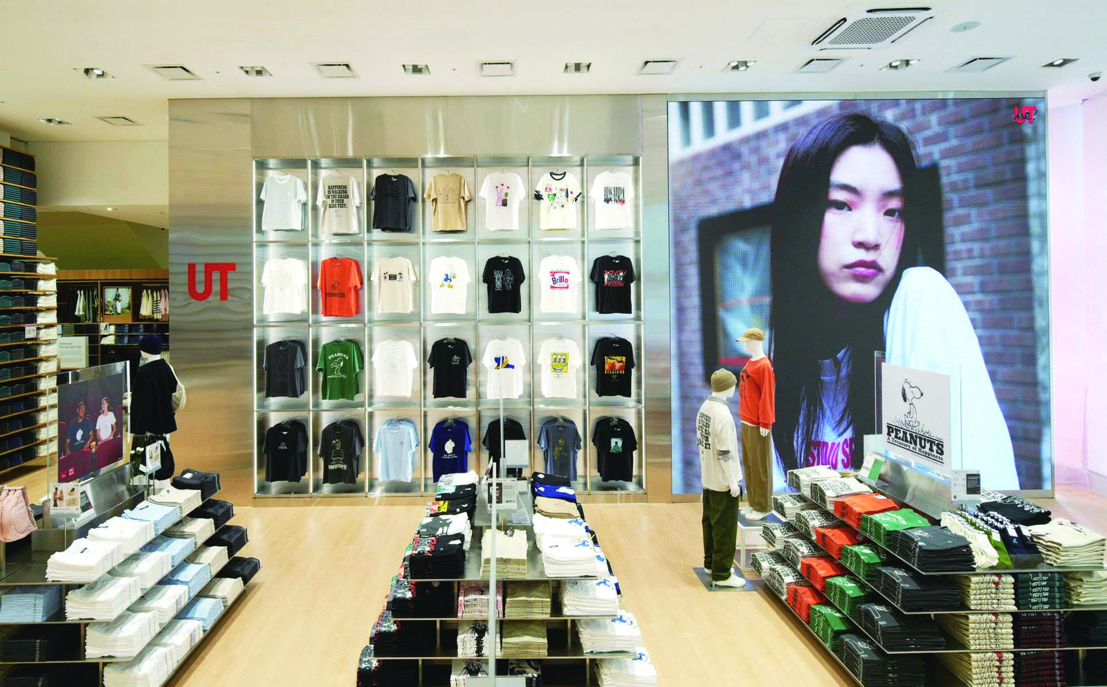 서울 송파구 유니클로 롯데월드몰점에 설치한 그래픽 티셔츠 큐레이션 공간 ‘UT존’. 이곳의 ‘유티미(UTme!)’ 코너는 800여 종의 스티커를 조합해 나만의 티셔츠를 제작할 수 있도록 하고 있다. 유니클로 제공