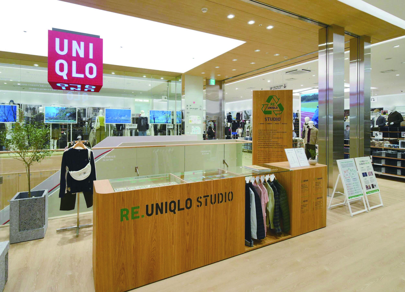 리유니클로 스튜디오. 옷 수선 및 리폼을 도와주며 ‘패스트 패션’이 아닌 ‘오래 입는 옷’이란 브랜드 철학을 보여주고 있다. 유니클로 제공
