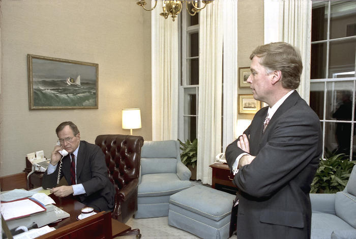 조지 H W 부시 대통령이 오벌오피스 서재에서 1991년 1월 16일 걸프전의 결정적 전환점이 된 ‘사막의 폭풍 작전’과 관련해 호스니 무바라크 이집트 대통령에게 전화를 걸어 설명하고 있다. 사진 출처 부시 대통령 기념도서관 웹사이트