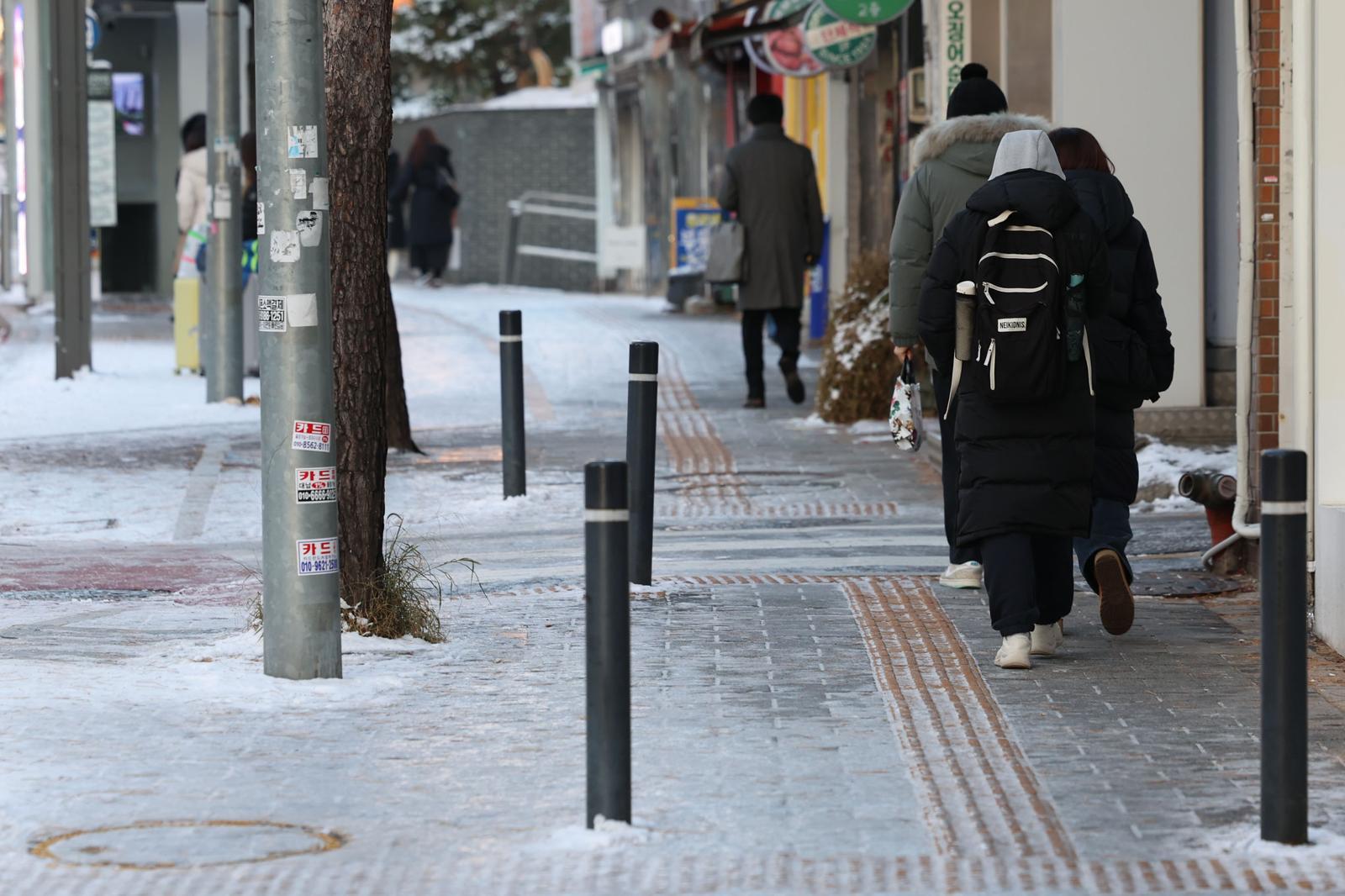 폭설 후 한파로 도로 곳곳이 얼어붙은 5일 오전 서울 중구 충무로역 인근에서 시민들이 빙판길을 조심히 걷고 있다. 2025.12.05. [서울=뉴시스]
