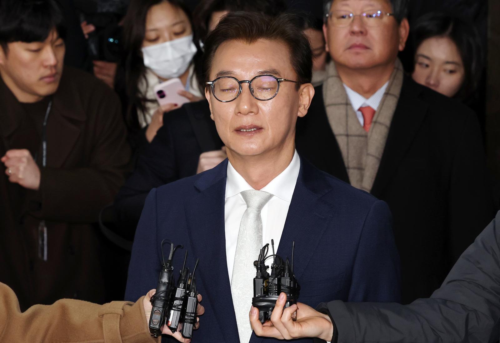 통일교 금품수수 의혹을 받는 전재수 전 해양수산부 장관이 지난 19일 서울 서대문구 경찰청 국가수사본부로 조사받기 전 기자들 앞에서 발언하고 있다. (공동취재) 2025.12.19/
