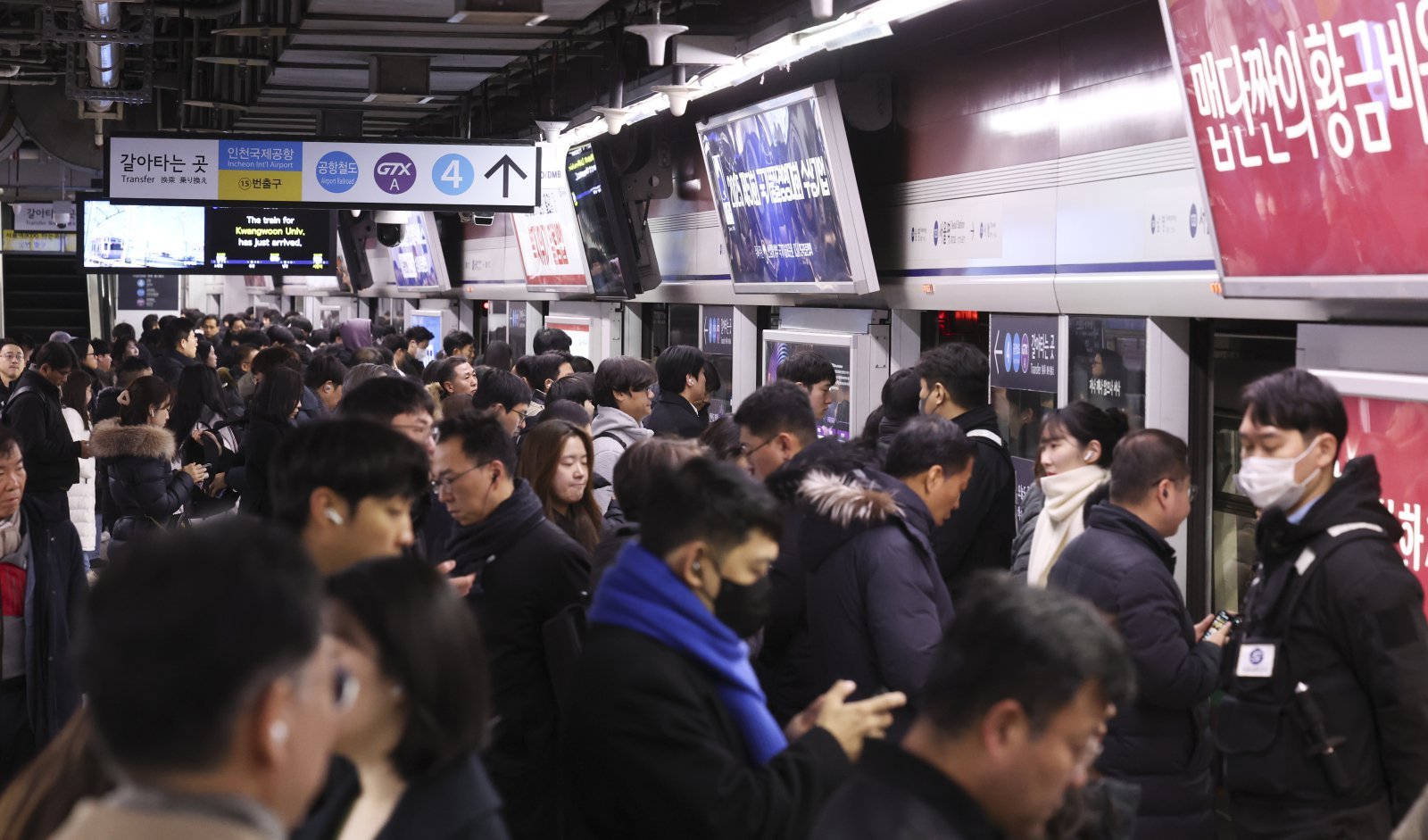 서울 지하철 1∼8호선을 운영하는 서울교통공사 노사 간 임금·단체협약(임단협) 협상이 노조의 파업을 목전에 두고 극적으로 타결한 12일 오전 서울 중구 서울지하철 1호선 서울역에서 시민들이 출근길에 나서고 있다. 2025.12.12. [서울=뉴시스]