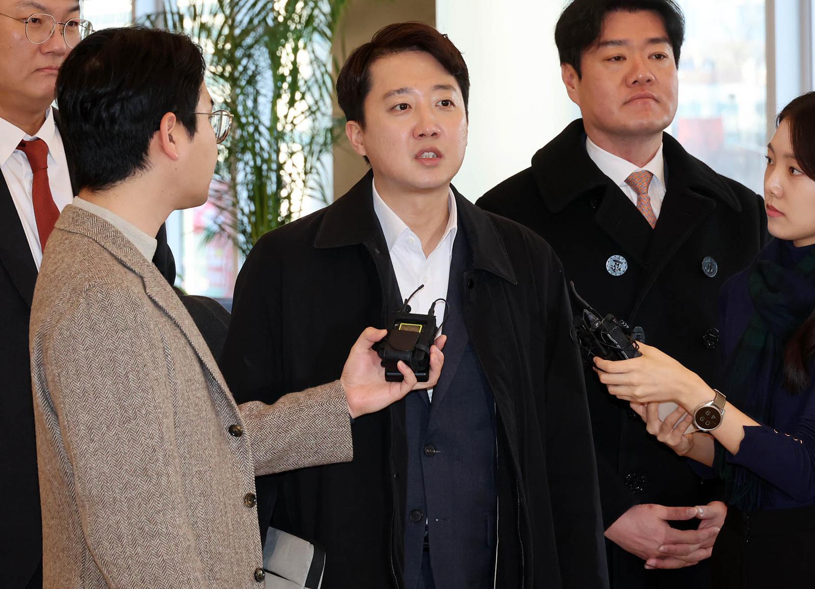 국민의힘 대표 당시 당 공천 과정에 개입했다는 의혹을 받는 이준석 개혁신당 대표가 21일 서울 종로구 KT 광화문빌딩에 마련된 김건희 특검(특별검사 민중기) 사무실에 피의자 조사를 받기 위해 출석하고 있다.