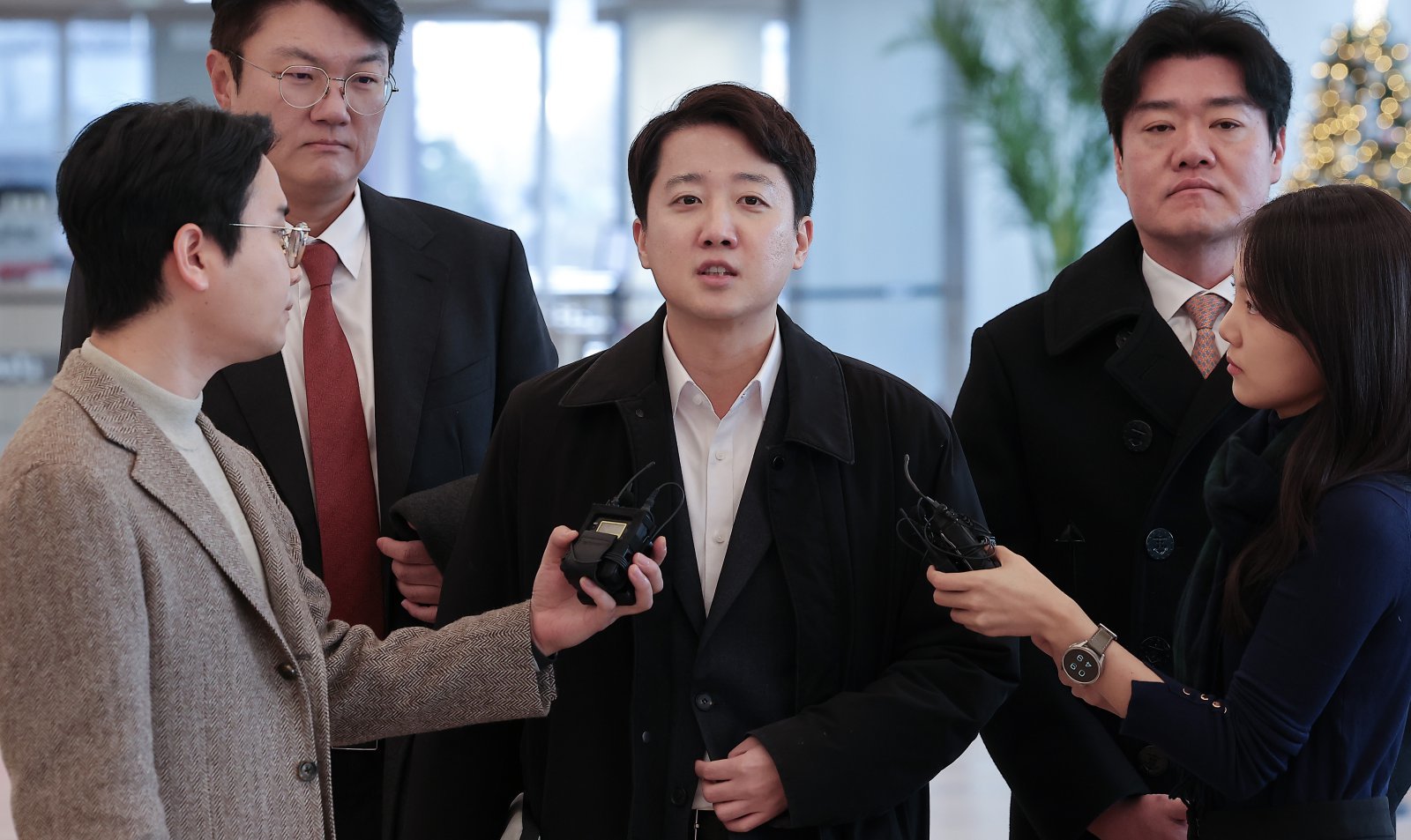 국민의힘 대표 당시 당 공천 과정에 개입했다는 의혹을 받는 이준석 개혁신당 대표가 21일 서울 종로구 KT 광화문빌딩에 마련된 김건희 특검(특별검사 민중기) 사무실에 피의자 조사를 받기 위해 출석하며 입장을 밝히고 있다. 2025.12.21/뉴스1