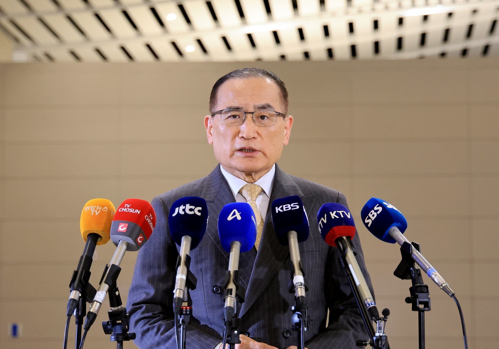 위성락 국가안보실장이 16일 인천국제공항에서 미국 워싱턴DC로 출국하기 전에 기자들과 인터뷰를 하고 있다. 위성락 실장은 미국에서 한미 정상회담 결과를 담은 공동 설명자료 ‘조인트 팩트시트’ 후속 협의를 할 예정이다. 2025.12.16/뉴스1