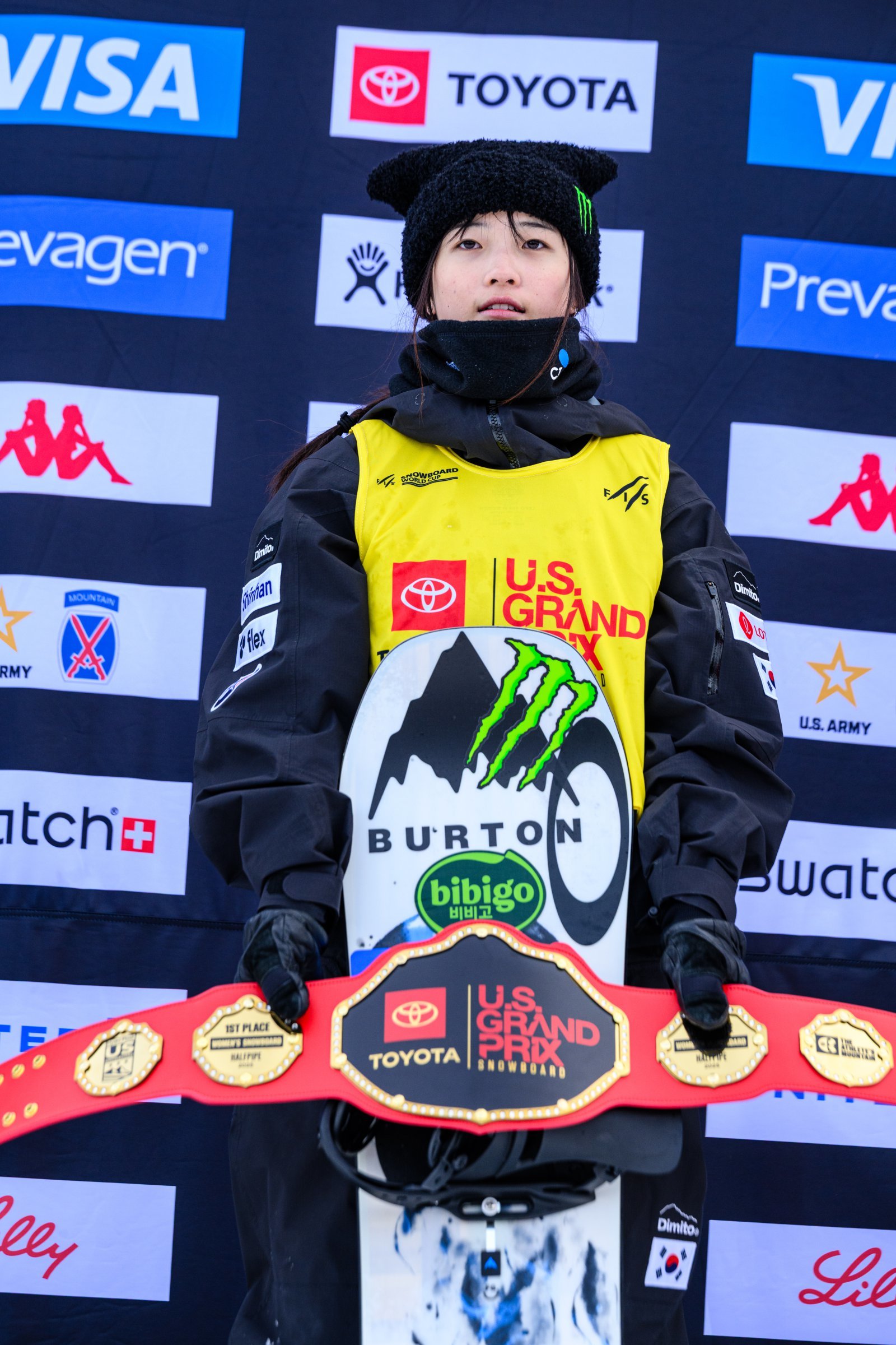 이번 시즌 두 번째 국제스키·스노보드연맹(FIS) 월드컵이었던 코퍼마운틴 월드컵에서 우승한 최가온이 20일 시상식에서 챔피언 벨트를 들고 있다. 미국스키스노보드협회 제공