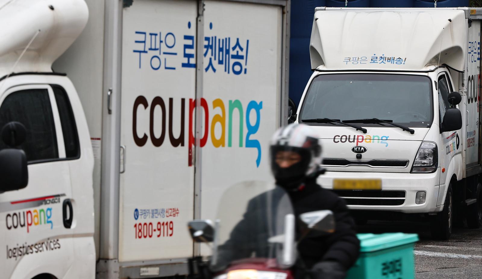 지난 16일 서울 시내 한 쿠팡물류센터에 정차된 배송차량. ⓒ News1