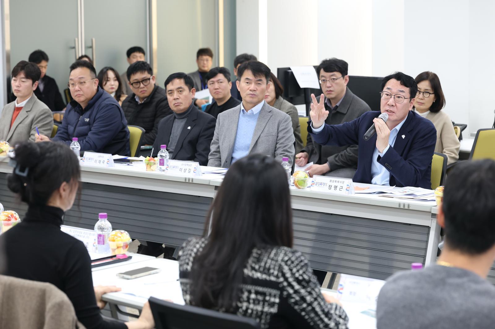 정명근 경기 화성시장이 19일 오후 2시 화성시 동탄출장소에서 열린 동탄2신도시 아파트 입주자대표 회장단협의회와의 소통간담회 중  LH의 동탄2신도시 내 ‘광역비즈니스 콤플렉스’ 조성계획 변경에 대해 원점 재논의를 요구하고 있다. 화성시 제공