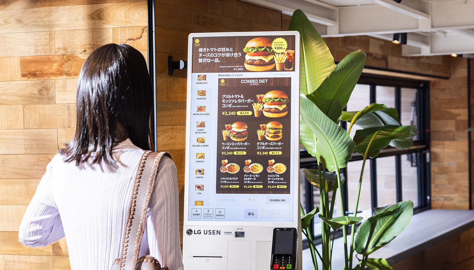 LG전자는 일본 IoT 기반 매장 설루션 기업 유센(USEN)과 파트너십을 맺고, 이달부터 식당·카페 등 현지 식음료 매장에 디지털 키오스크를 공급한다. (LG전자 제공)