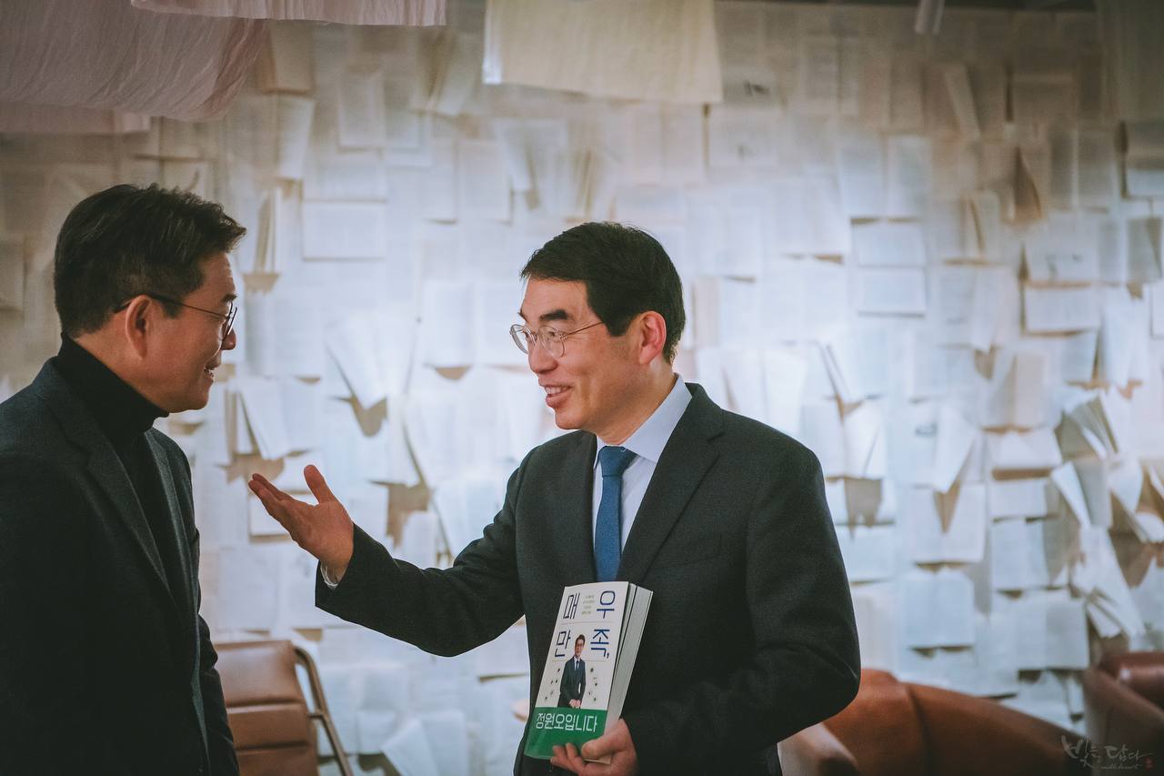 경기도지사 출마를 선언한 양기대 전 국회의원(오른쪽)이 19일 정원오 서울 성동구청장의 북토크를 찾아 대화하고 있다. 양기대 전 의원 측 제공