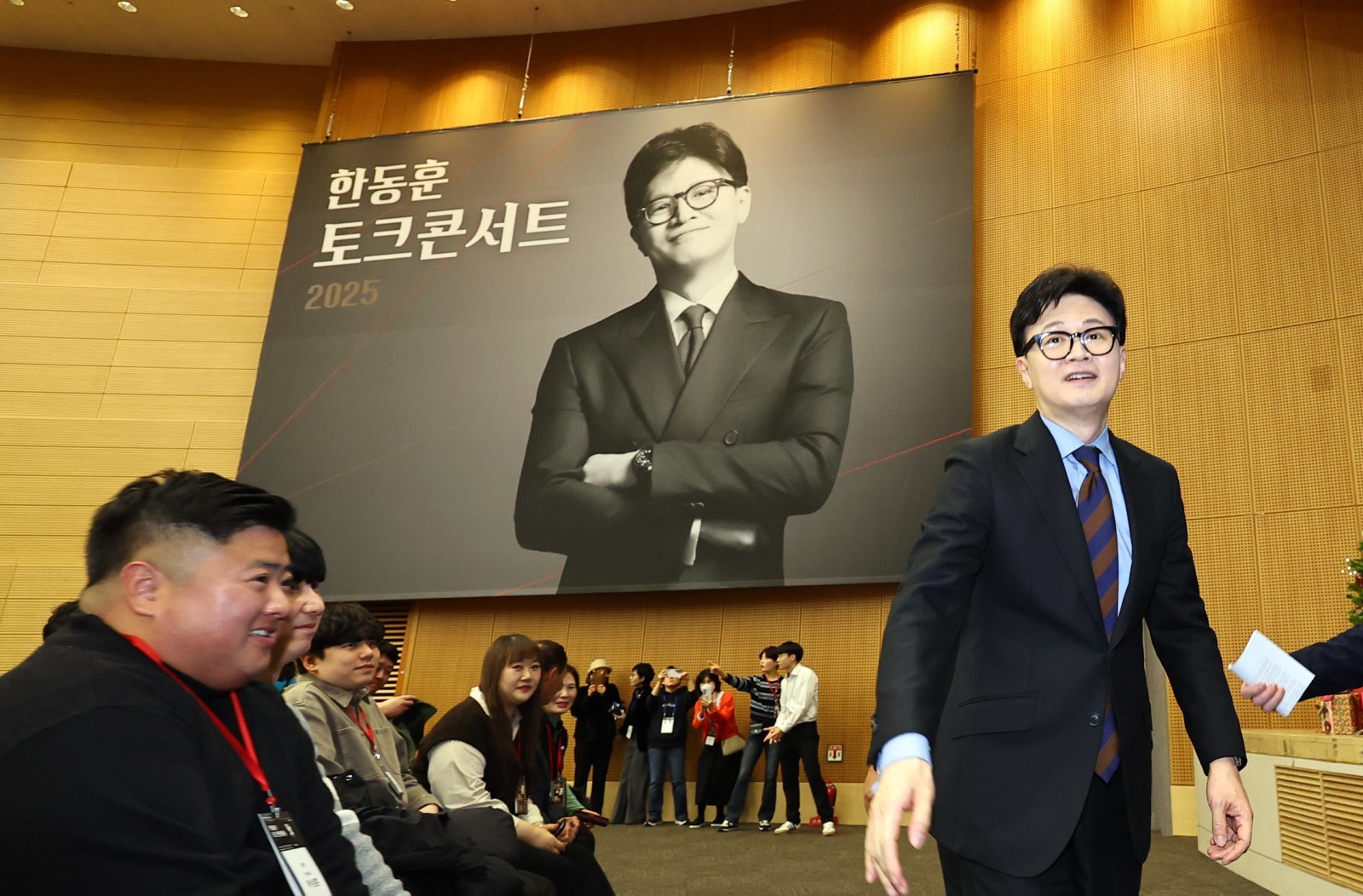한동훈 전 국민의힘 대표가 21일 경기 고양시 킨텍스 그랜드볼룸에서 열린 토크콘서트에 입장하고 있다. 2025.12.21 고양=뉴시스