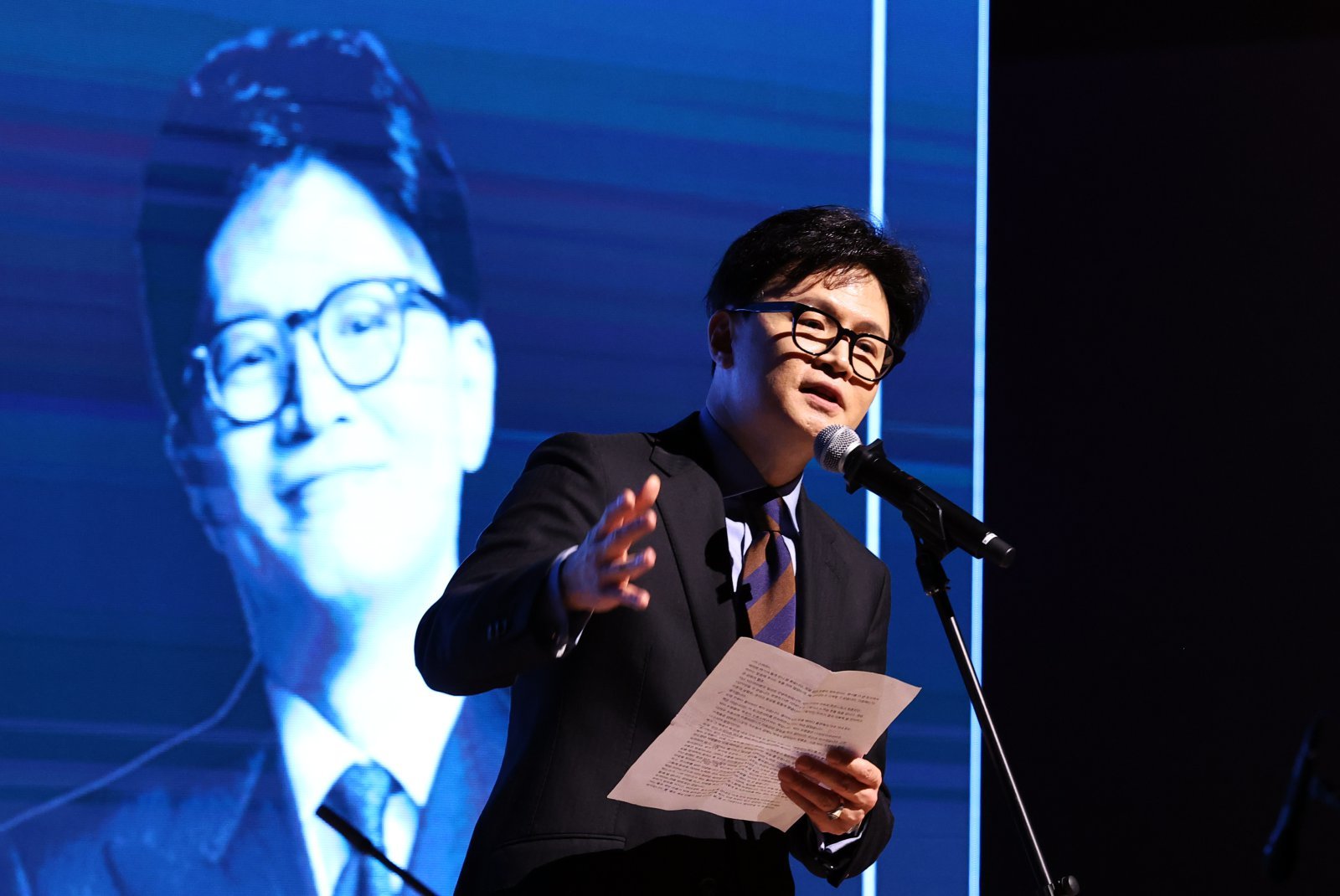 한동훈 전 국민의힘 대표가 21일 경기 고양시 킨텍스 그랜드볼룸에서 열린 토크콘서트에서 인사말을 하고 있다. 2025.12.21 고양=뉴시스