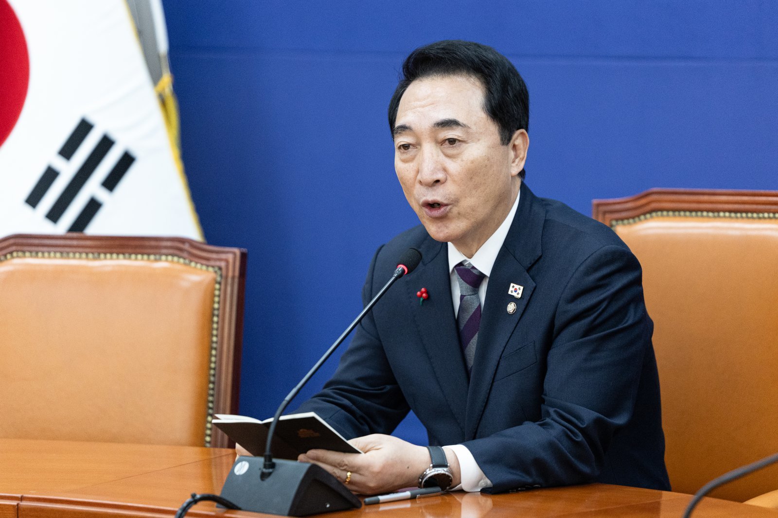 박수현 더불어민주당 수석대변인이 21일 서울 여의도 국회에서 열린 기자간담회에서 발언하고 있다. 2025.12.21 뉴스1