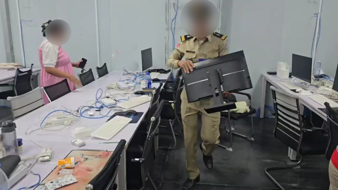 경찰청은 한국-캄보디아 ‘코리아 전담반’을 통해 스캠 단지 내 감금 중이던 우리 국민 1명(남, 20대)을 구출하고, 범죄 혐의자 26명을 현지에서 검거했다고 21일 밝혔다. 사진은 범죄 단지를 수색하는 코리아 전담반 경찰들의 모습. 2025.12.21 경찰청 제공