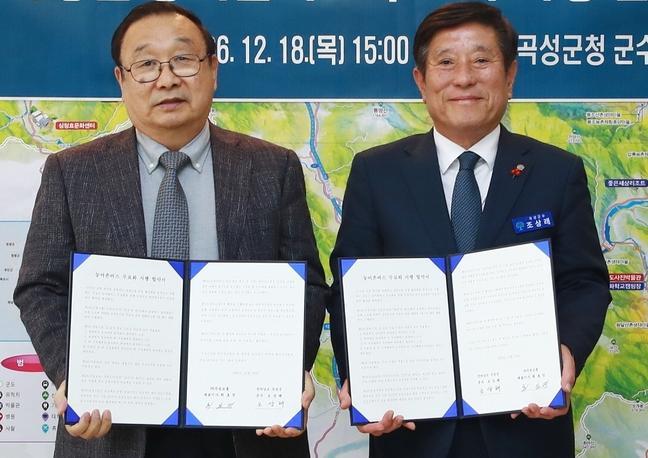 조상래 전남 곡성군수(오른쪽)와 최호진 ㈜곡성교통 대표가 내년 1월 1일부터 군내버스 전면 무료화를 시행하기 위한 업무협약을 체결했다. 곡성군 제공