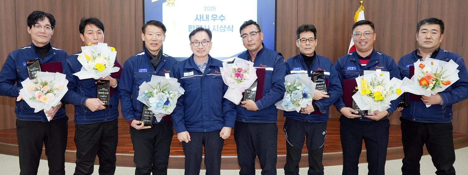 SK오션플랜트 ‘2025 사내 우수 협력사 시상식’에서 강영규 SK오션플랜트 사장(왼쪽에서 네 번째)과 우수 협력사로 선정된 각 사 대표들이 기념촬영을 하고 있다. SK오션플랜트 제공