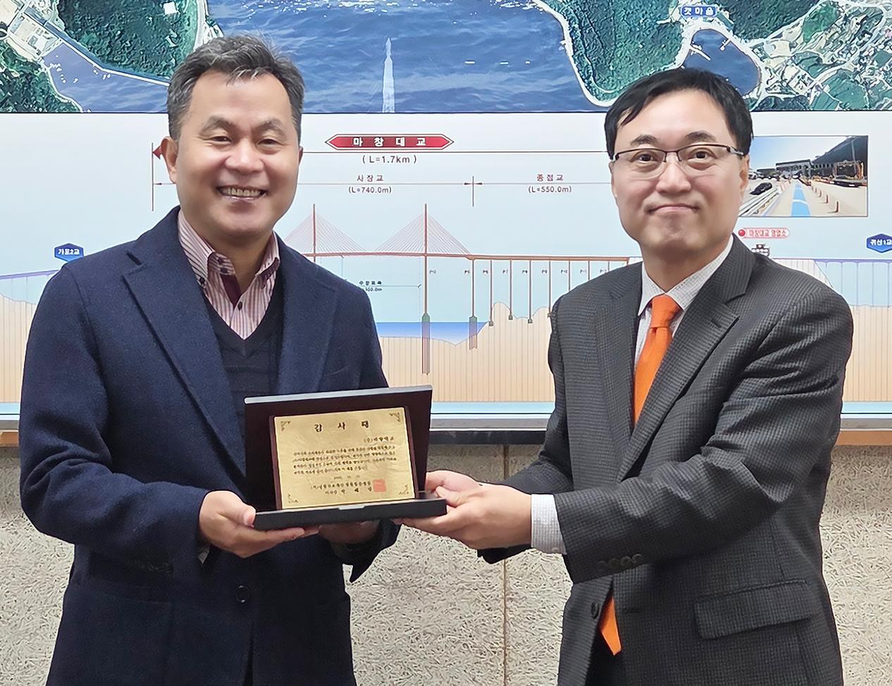 17일 임삼섭 창원힘찬병원 행정부장(오른쪽)이 김성환 마창대교㈜ 대표에게 수술비 지원에 대한 감사패를 전달하고 있다. 창원힘찬병원 제공