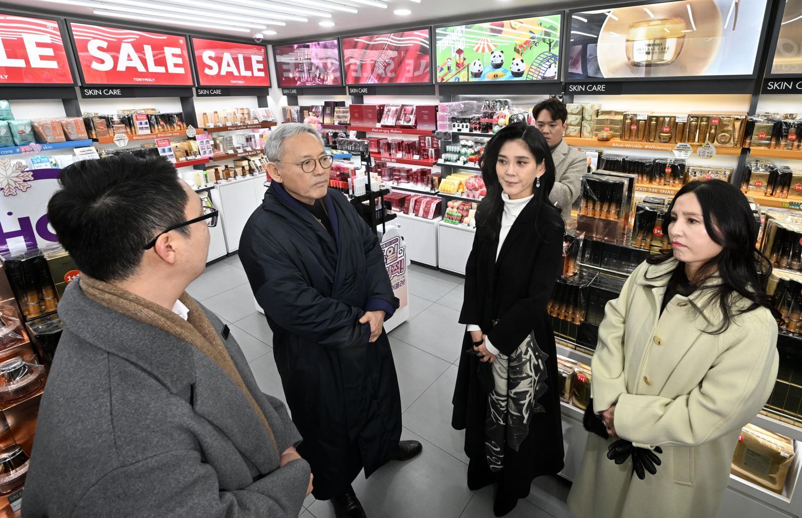 (기사와 직접 관련없는 자료사진) 2024년 1월 11일 서울 중구 명동거리에서 유인촌 당시 문화체육관광부 장관(왼쪽 두 번째)과 이부진 한국방문의해위원회 위원장이 화장품 가게를 방문하고 있다. 동아일보 DB