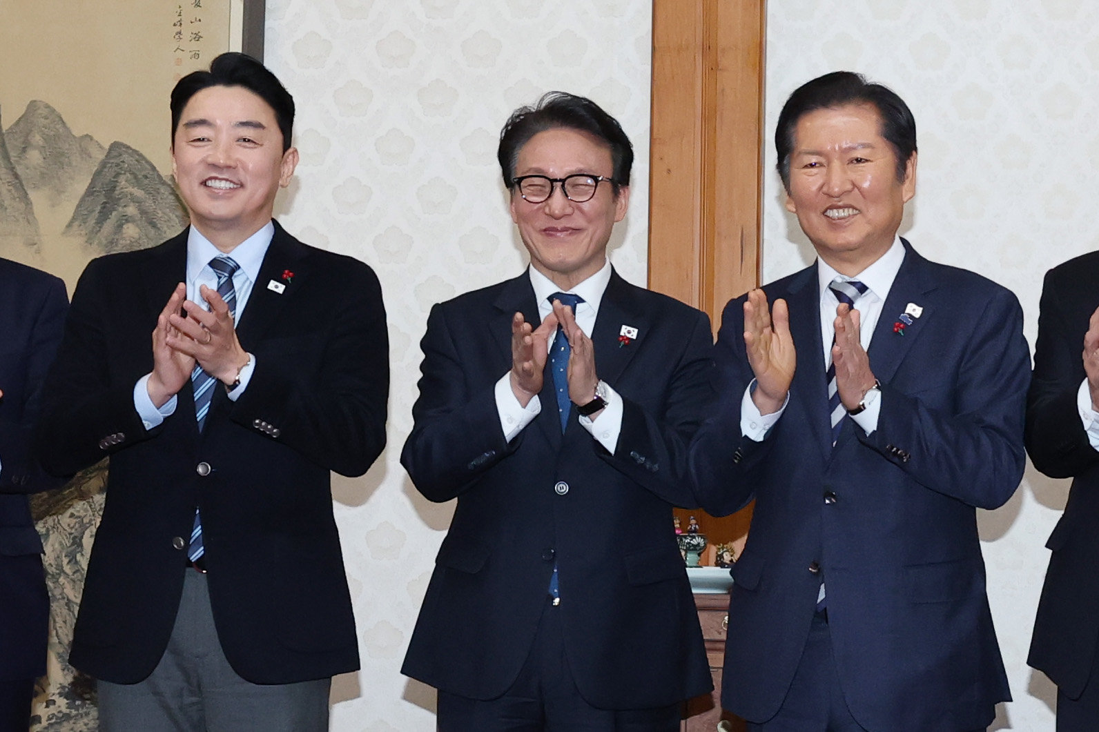 김민석 국무총리, 정청래 더불어민주당 대표, 강훈식 대통령실 비서실장이 21일 서울 종로구 삼청동 총리공관에서 열린 고위당정협의회에 앞서 기념촬영을 하고 있다. 2025.12.21 사진공동취재단