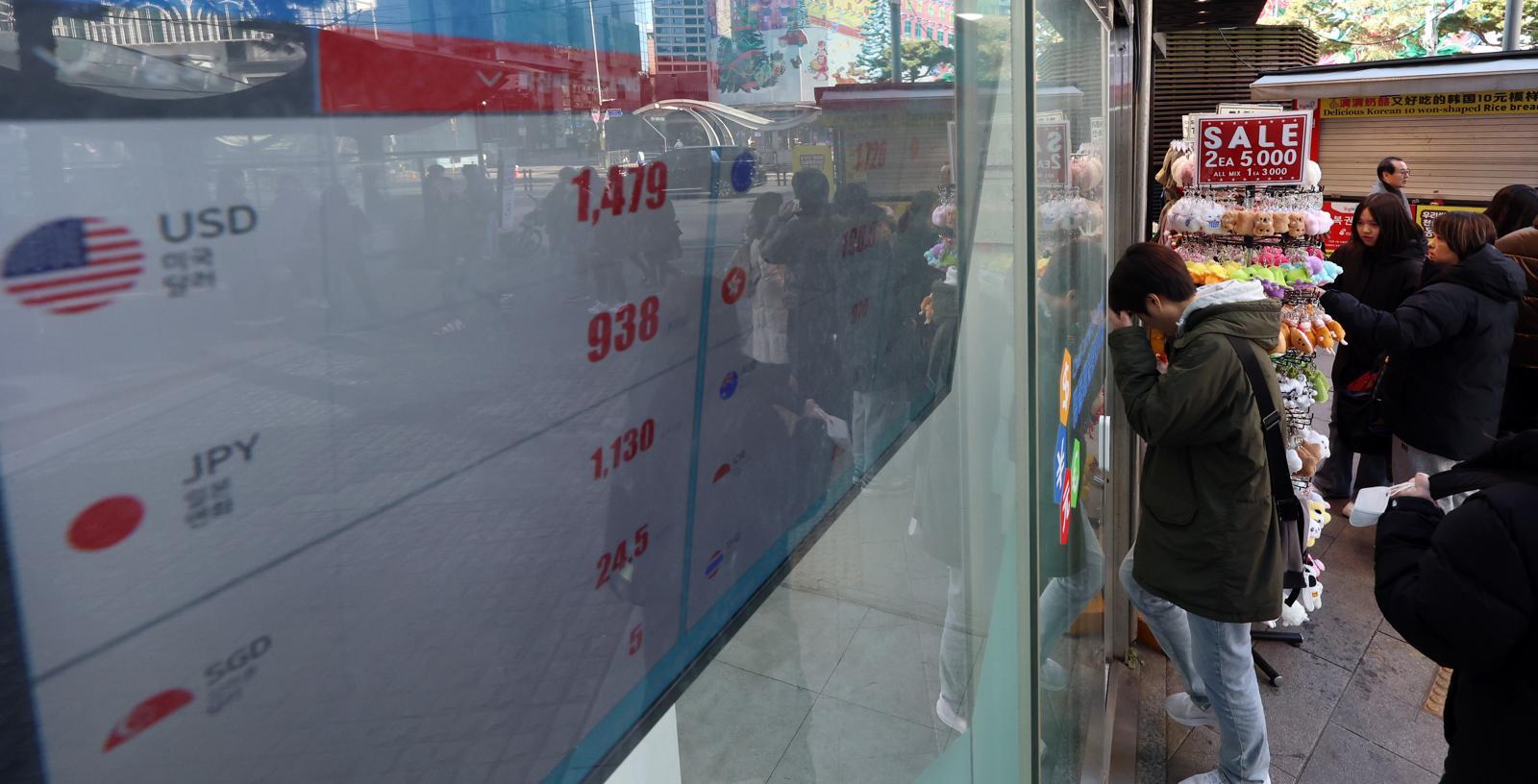 21일 서울 명동 환전소에 환율 시세가 표시된 모습. 2025.12.21 뉴스1