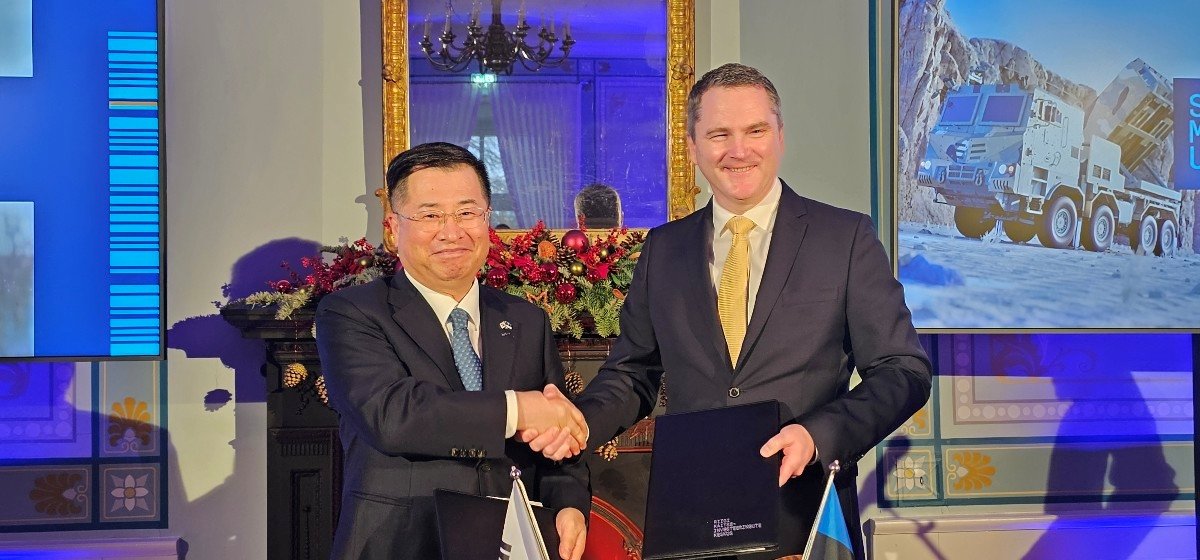 21일(현지 시간) 에스토니아 탈린 전쟁박물관에서 강경성 코트라 사장(왼쪽)과 한노 페브쿠르 에스토니아 국방장관(오른쪽)이 업무협약 체결 후 기념촬영을 하고 있다. 코트라 제공