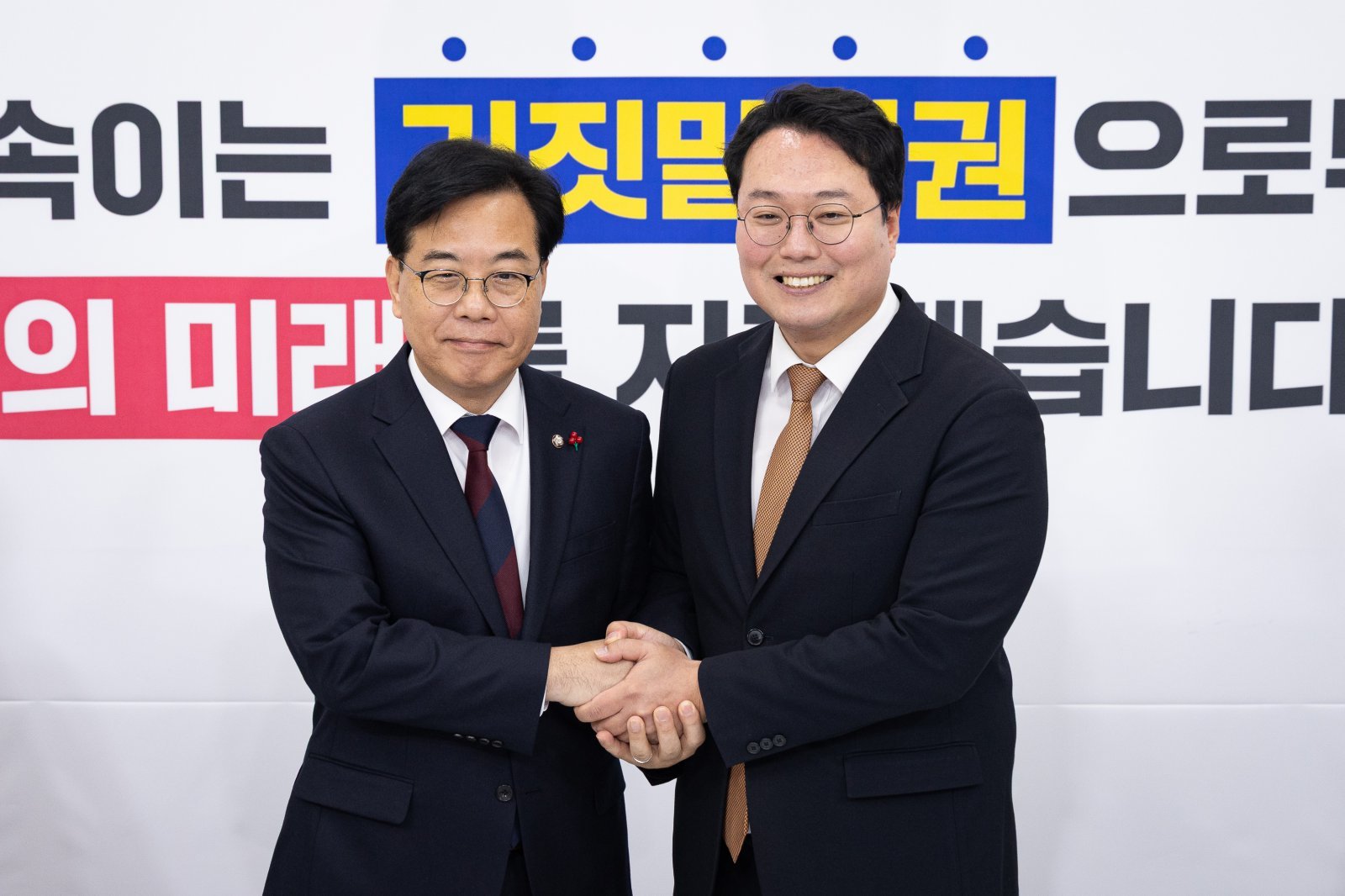 국민의힘 송언석, 개혁신당 천하람 원내대표가 17일 서울 여의도 국회에서 만나 손을 맞잡고 있다. 2025.12.17 뉴스1