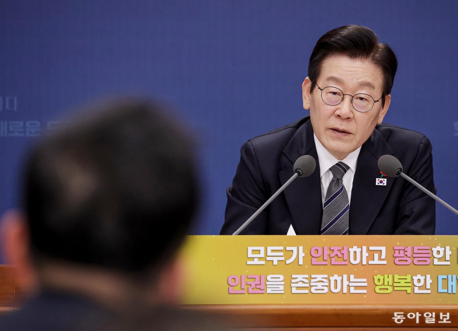 이재명 대통령이 19일 정부서울청사 별관에서 열린 법무부(대검찰청), 성평등가족부 업무보고에서 발언하고 있다. 2025.12.19 송은석 기자 silverstone@donga.com