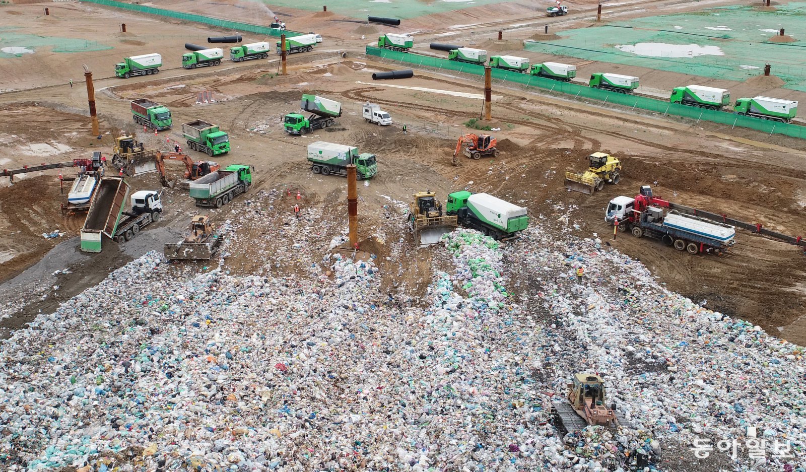 인천 서구 수도권매립지 3-1공구에서 쓰레기를 매립하는 모습. 2026년 1월 1일부터 수도권 생활폐기물 직매립이 금지되지만 소각장 구축이 원활하게 진행되지 않아 빨간불이 켜졌다. 인천=양회성 기자 yohan@donga.com