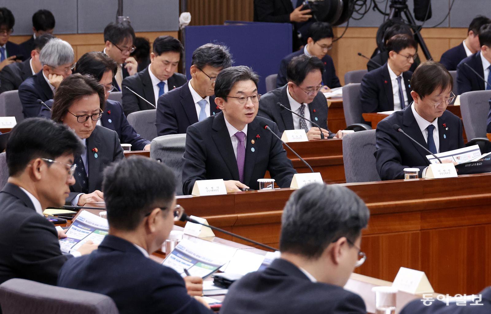 이억원 금융위원장이 19일 정부서울청사 별관에서 이재명 대통령에게 업무보고를 하고 있다. 2025.12.19 송은석 기자 sllverstone@donga.com