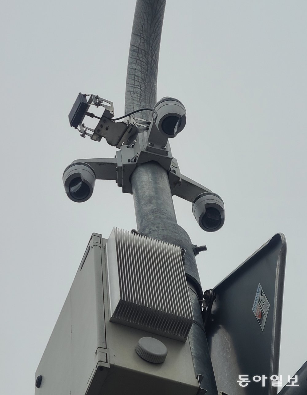 신호등에 장착된 카메라와 레이더. 이를 통해 교차로 인근을 사각지대 없이 감지할 수 있다. 에센바흐=권구용 기자 9dragon@donga.com