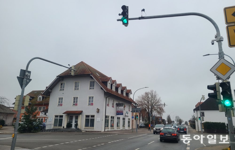 독일 바이에른주 에센바흐의 교차로에 설치된 ‘미래의 신호등’. 보행자와 차량, 자전거 등의 이동 속도와 영상을 실시간으로 분석해 소방차가 멈추지 않고 달릴 수 있도록 신호를 제어한다. 에센바흐=권구용 기자 9dragon@donga.com