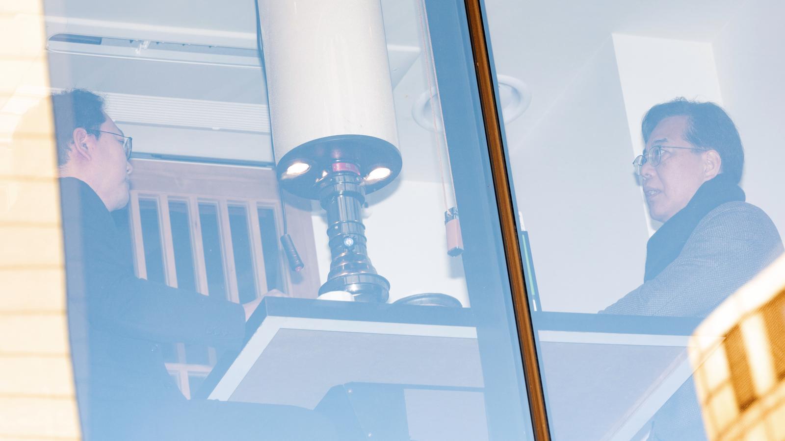 국민의힘-개혁신당 ‘통일교 특검법’ 합의
국민의힘 송언석 원내대표(오른쪽)와 천하람 개혁신당 원내대표가 21일 서울 여의도의 한 식당에서 오찬을 하며 ‘통일교 특검법’을 논의하고 있다. 이날 양당은 대법원과 법원행정처가 특검 후보 2명을 추천하면 그중 1명을 대통령이 임명하는 방안에 뜻을 모았다. 뉴스1