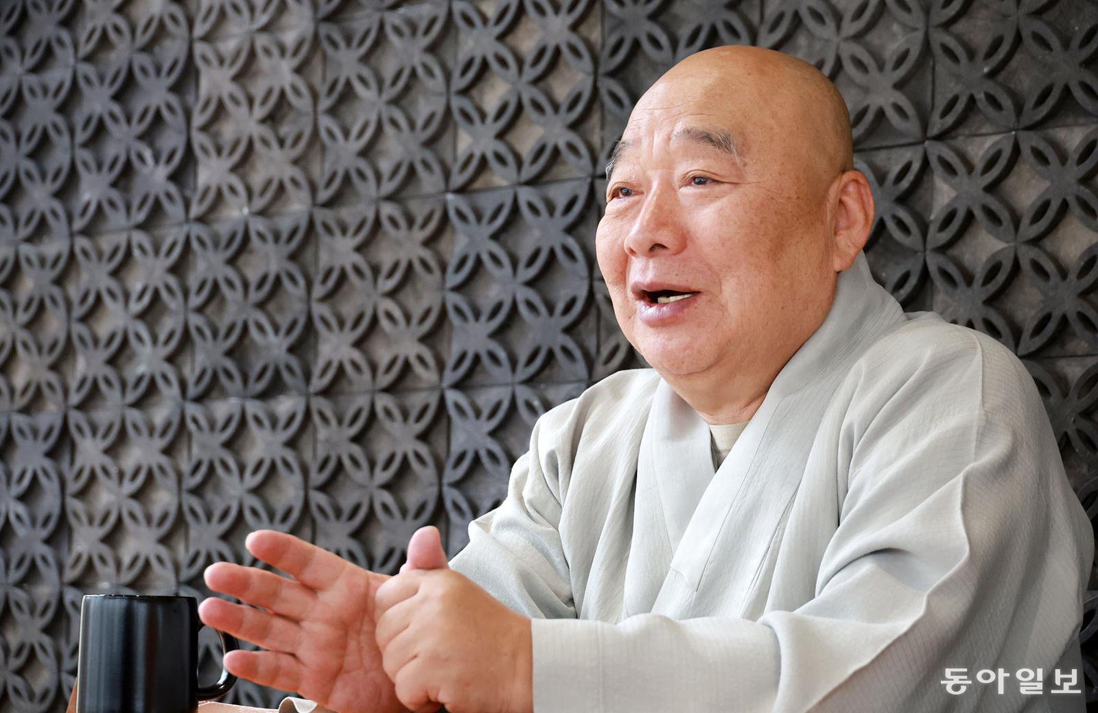 정만 스님은 “화가 날 때 잠깐 멈칫하며 자신을 되돌아보는 마음이야말로 갈등이 첨예한 우리 사회를 바꾸는 첫걸음”이라며 “화쟁은 상대에게 사과를 강요하지 말고 스스로 돌아보며 내 허물을 살피는 데서 시작된다”라고 말했다. 전영한 기자 scoopjyh@donga.com