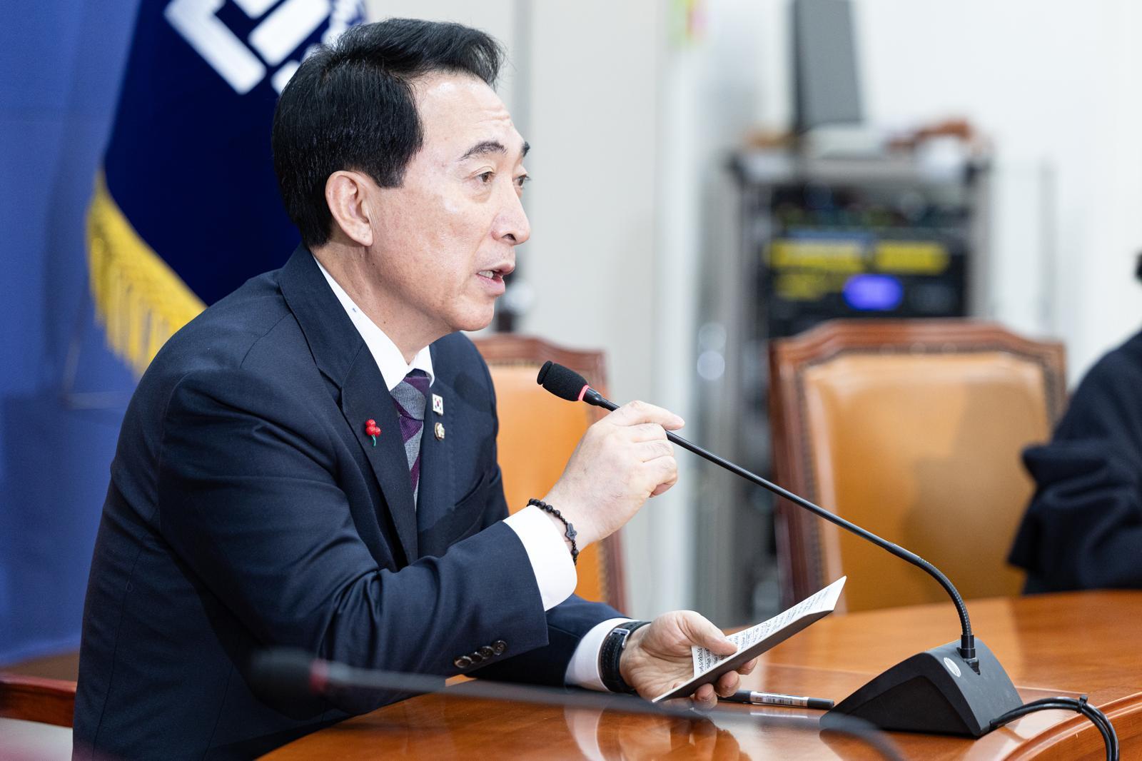 박수현 더불어민주당 수석대변인이 21일 서울 여의도 국회에서 열린 기자간담회에서 발언하고 있다. 2025.12.21 뉴스1