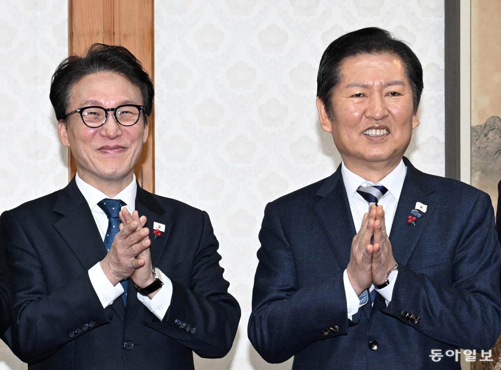 김민석 국무총리, 정청래 더불어민주당 대표가 21일 서울 종로구 국무총리공관에서 열린 제5차 고위당정협의회에 앞서 참석자들과 기념 촬영을 하고 있다. 2025.12.21 송은석 기자 silverstone@donga.com