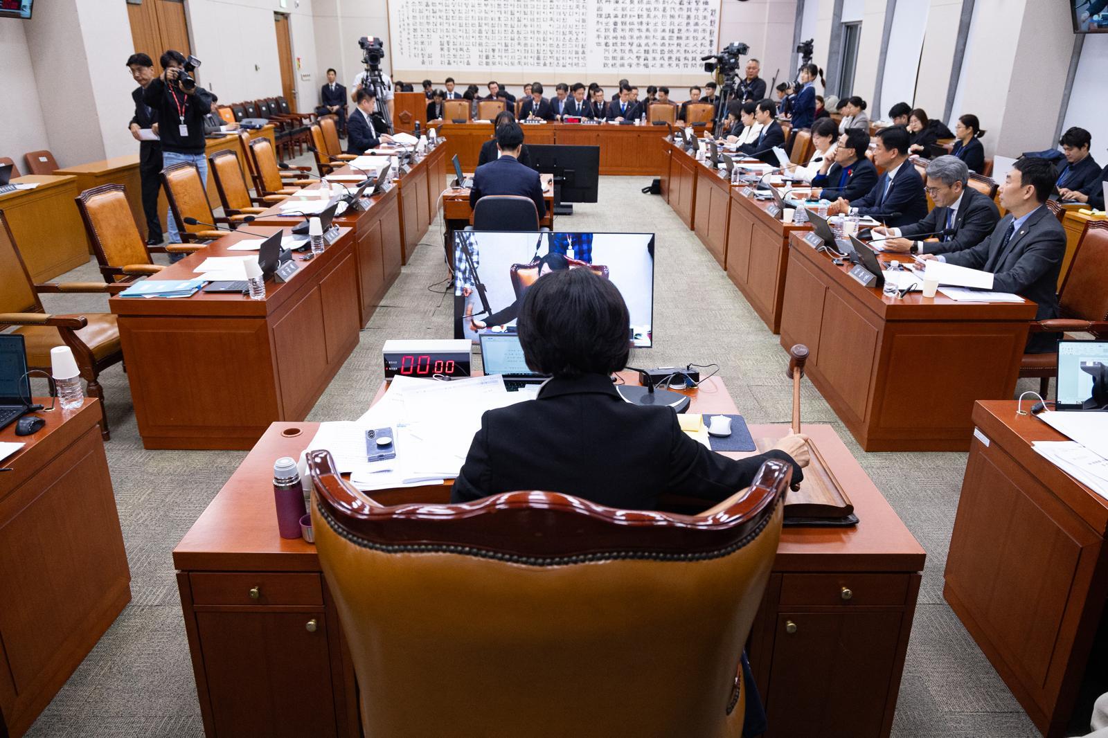 추미애 국회 법제사법위원장이 18일 서울 여의도 국회에서 열린 제430회 국회(임시회) 법제사법위원회 제2차 전체회의에서 국민의힘 의원들이 불참한 가운데 정보통신망법 개정안 등을 의결하고 있다. 2025.12.18 뉴스1