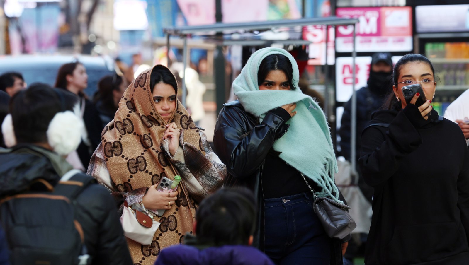 휴일인 21일 서울 명동에서 외국인 관광객들이 추운 날씨속에서 연말을 보내고 있다. 2025.12.21/뉴스1