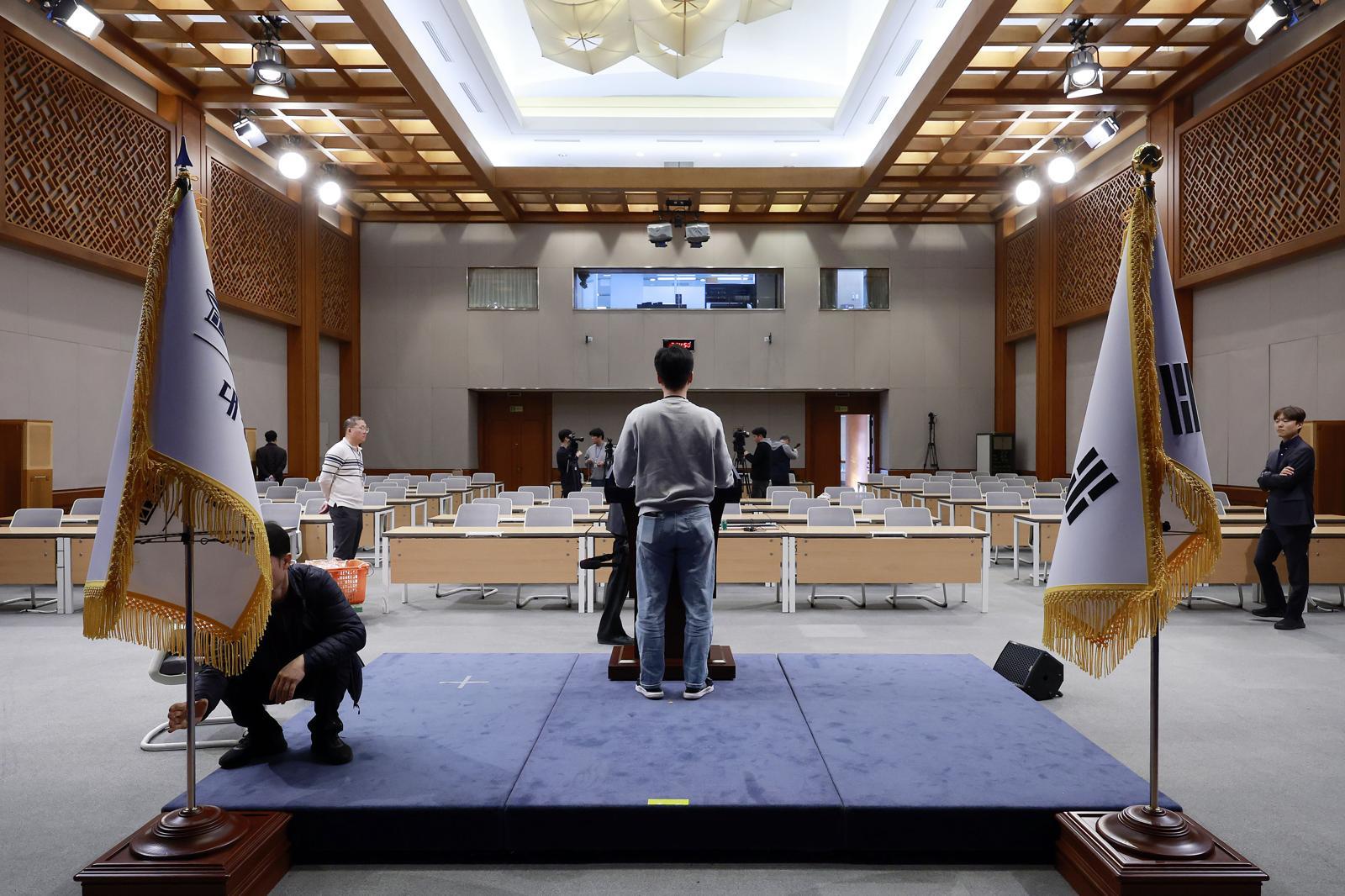 대통령실이 청와대 이전을 진행 중인 21일 청와대 춘추관에서 직원과 취재진이 브리핑룸 점검을 하고 있다. 뉴시스