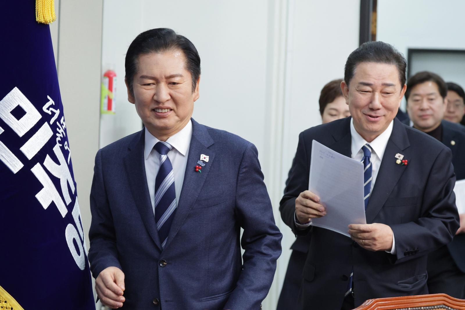 정청래 더불어민주당 대표와 김병기 원내대표가 22일 서울 여의도 국회에서 열린 최고위원회의에 참석하고 있다. 2025.12.22/뉴스1