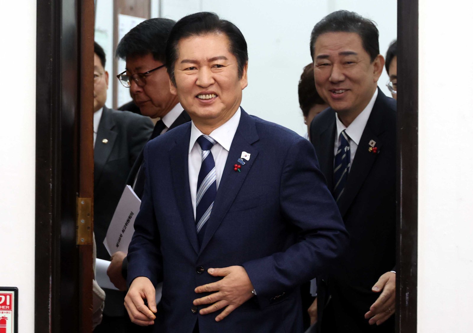 정청래 더불어민주당 대표와 김병기 원내대표가 22일 오전 서울 여의도 국회에서 열린 최고위원회의에 참석하고 있다. 2025.12.22. 뉴시스