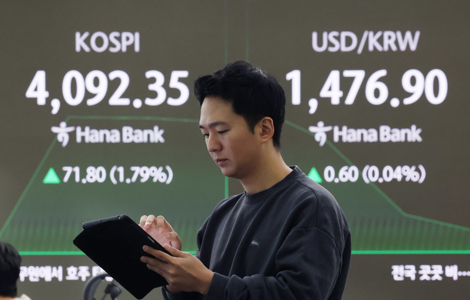 22일 서울 중구 하나은행 딜링룸에서 딜러들이 업무를 보고 있다.   코스피는 전 거래일(4020.55)보다 75.71포인트(1.88%) 상승한 4096.26에, 코스닥 지수는 전 거래일(915.27)보다 8.70포인트(0.95%) 오른 923.97에 거래를 시작했다. 서울 외환시장에서 원·달러 환율은 전 거래일 주간거래 종가(1476.3원)보다 0.3원 오른 1476.6원에 출발했다. 2025.12.22. [서울=뉴시스]