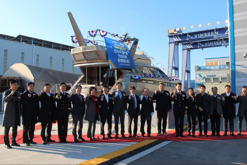 수소연료전지 추진선박 ‘하이드로 제니스’ 진수식에서 주요 내빈들이 기념촬영을 하고 있다.