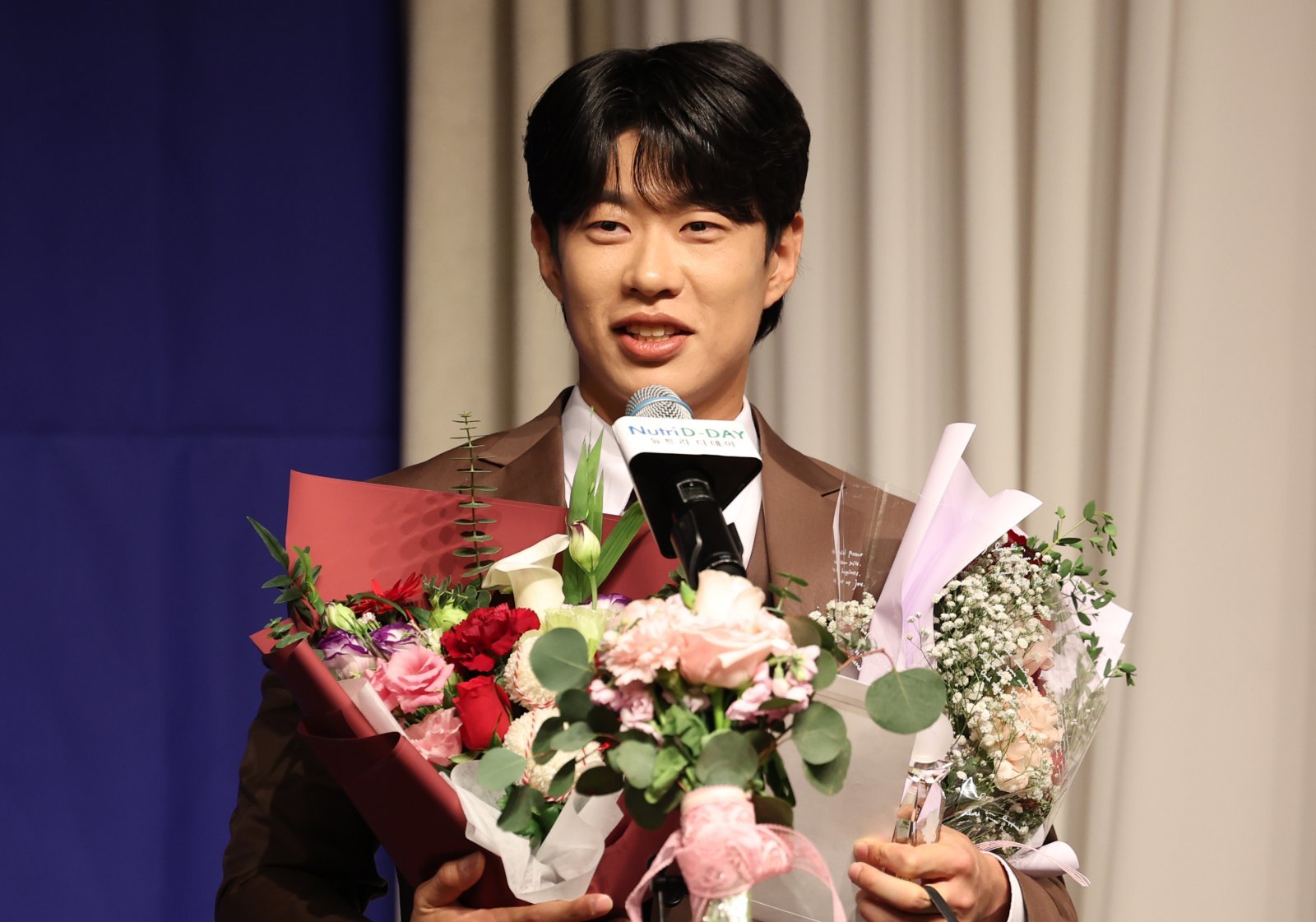 8일 서울 강남구 리베라호텔에서 열린 2025 일구상 시상식에서 키움히어로즈 송성문이 최고 타자상을 수상한 뒤 소감을 말하고 있다. 2025.12.08. [서울=뉴시스]