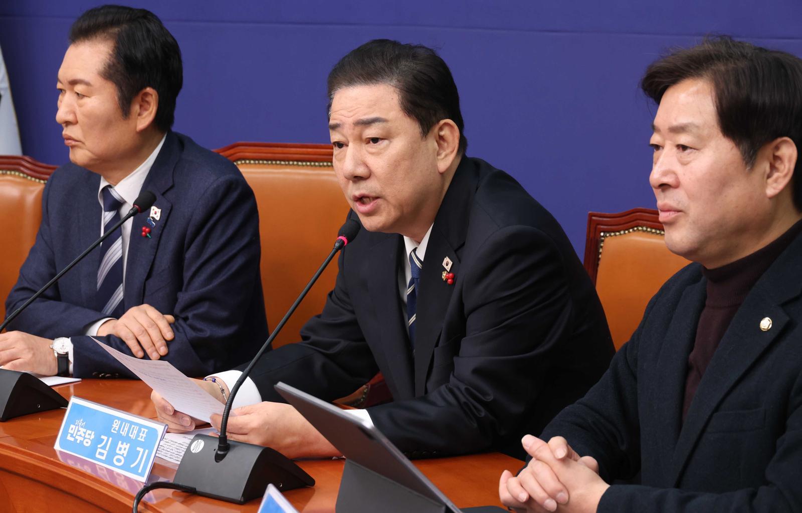 김병기 더불어민주당 원내대표가 22일 오전 서울 여의도 국회에서 열린 최고위원회의에서 발언을 하고 있다. 뉴시스