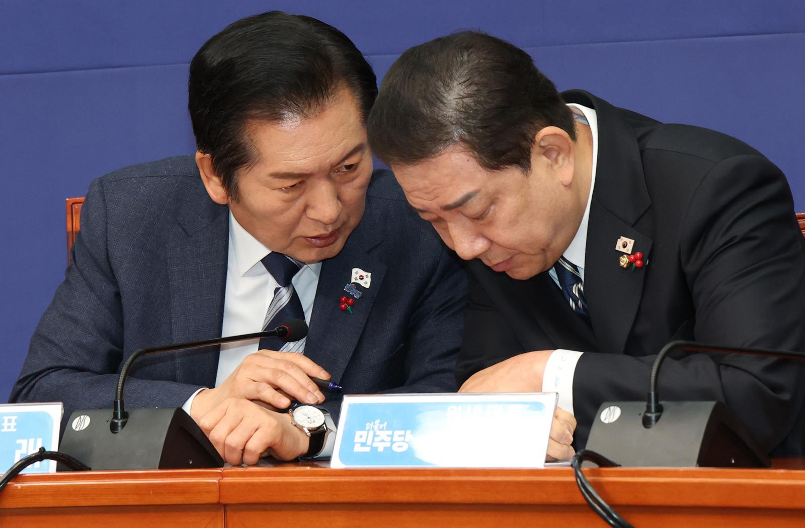 더불어민주당 정청래 대표와 김병기 원내대표가 22일 오전 국회에서 열린 최고위원회의에서 통일교와 정치권을 둘러싼 의혹을 수사하는 ‘통일교 특별검사법’을 야당이 추진하는 데 대해 “못 받을 것도 없다”며 “국민의힘 연루자 모두를 포함시켜 진실을 명명백백 하게 밝히자” 야당에게 선포했다. 2025.12.22 이훈구 기자 ufo@donga.com