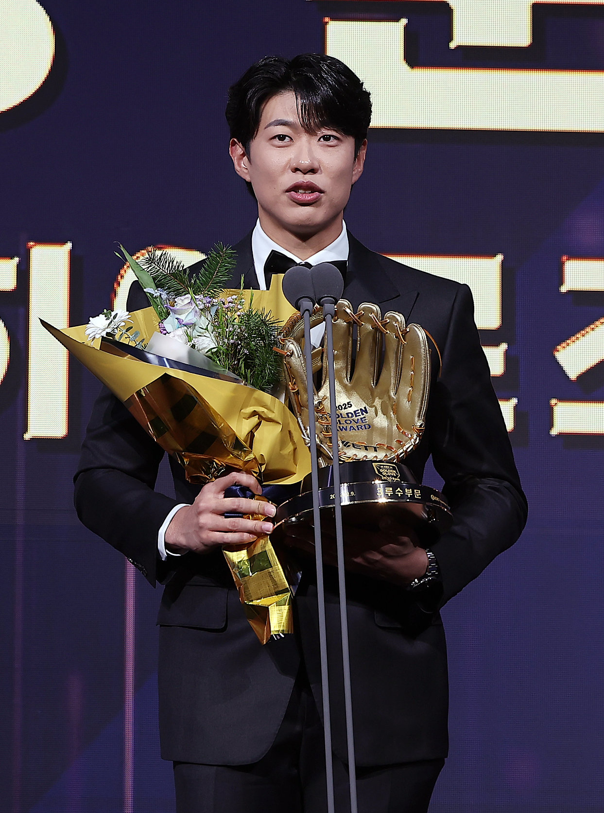 9일 오후 서울 송파구 롯데호텔 월드에서 열린 프로야구 2025 신한 SOL뱅크 골든글러브 시상식에서 3루수 부문 골든글러브를 수상한 키움 송성문이 소감을 말하고 있다. 2025.12.9/뉴스1