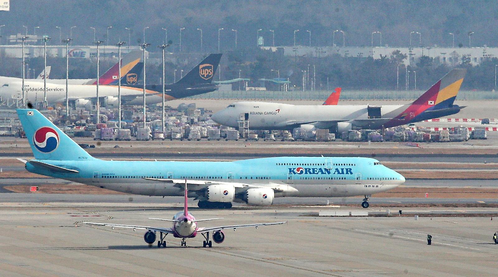 인천공항 계류장 및 활주로에 대한항공과 아시아나 비행기의 모습이 보이고 있다. 2024.12.11. 뉴스1
