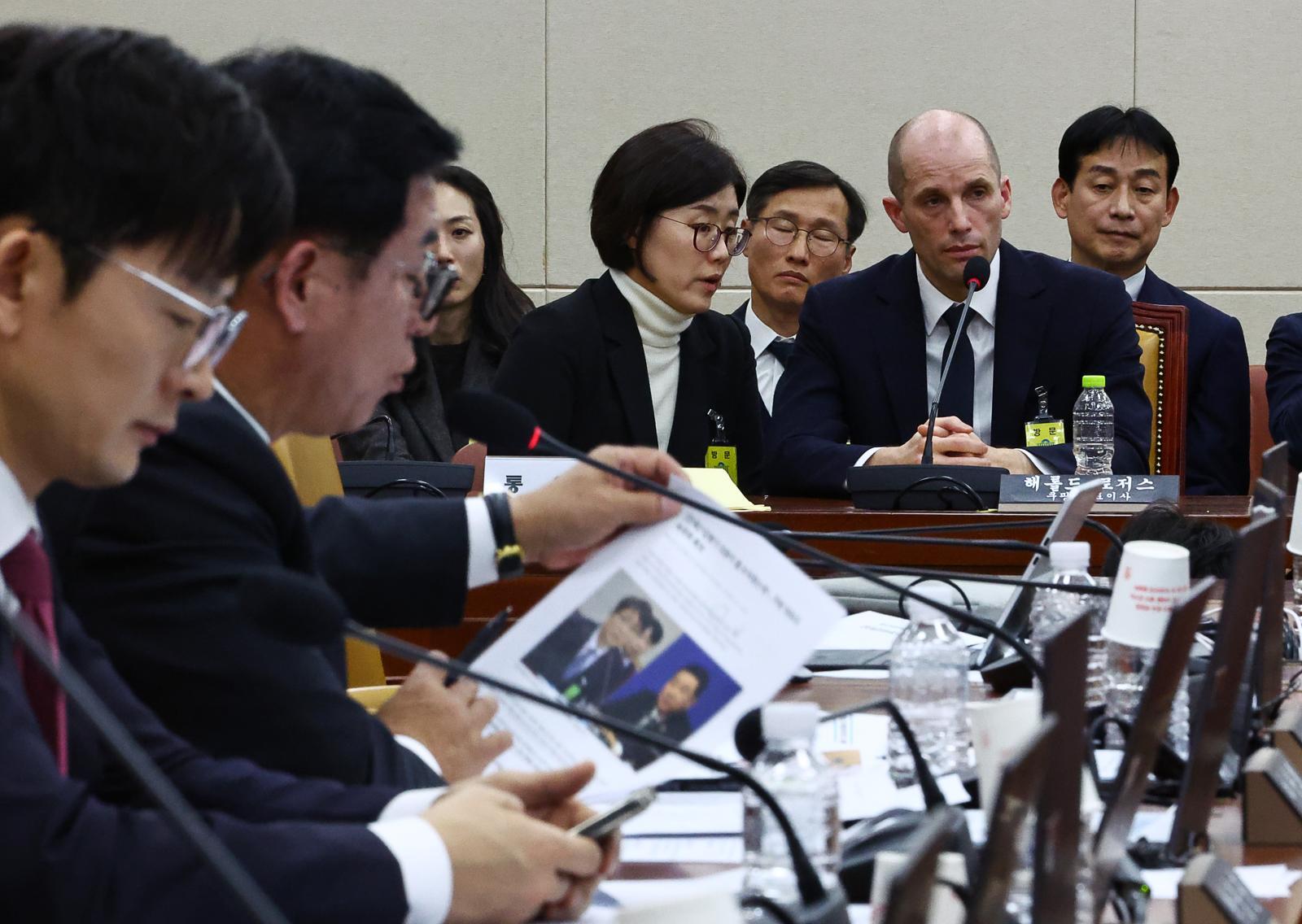 해롤드 로저스 쿠팡 임시 대표가 17일 오전 서울 여의도 국회 과학기술정보방송통신위원회 전체회의에서 열린 쿠팡 침해사고 관련 청문회에 이상휘 국민의힘 의원의 김병기 더불어민주당 원내대표 관련 질의를 듣고 있다. 2025.12.17. 뉴시스