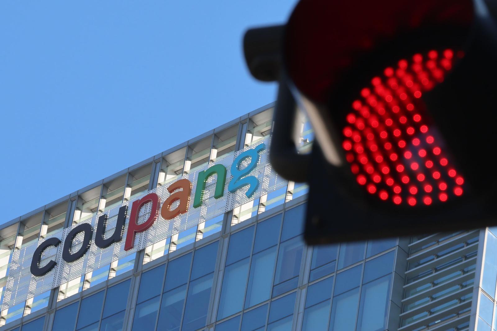 약 3370만 명의 개인정보를 유출해 논란을 일으킨 쿠팡에 대해 정부가 영업정지를 검토하고 있다. 배경훈 부총리 겸 과학기술정보통신부 장관은 지난 17일 국회 과학기술정보방송통신위원회 쿠팡 대규모 개인정보 유출 사태 청문회에서 쿠팡의 영업정지 여부를 공정거래위원회와 논의 중이라고 밝혔다. 사진은 18일 서울 송파구 쿠팡 본사 모습. 2025.12.18. 뉴시스