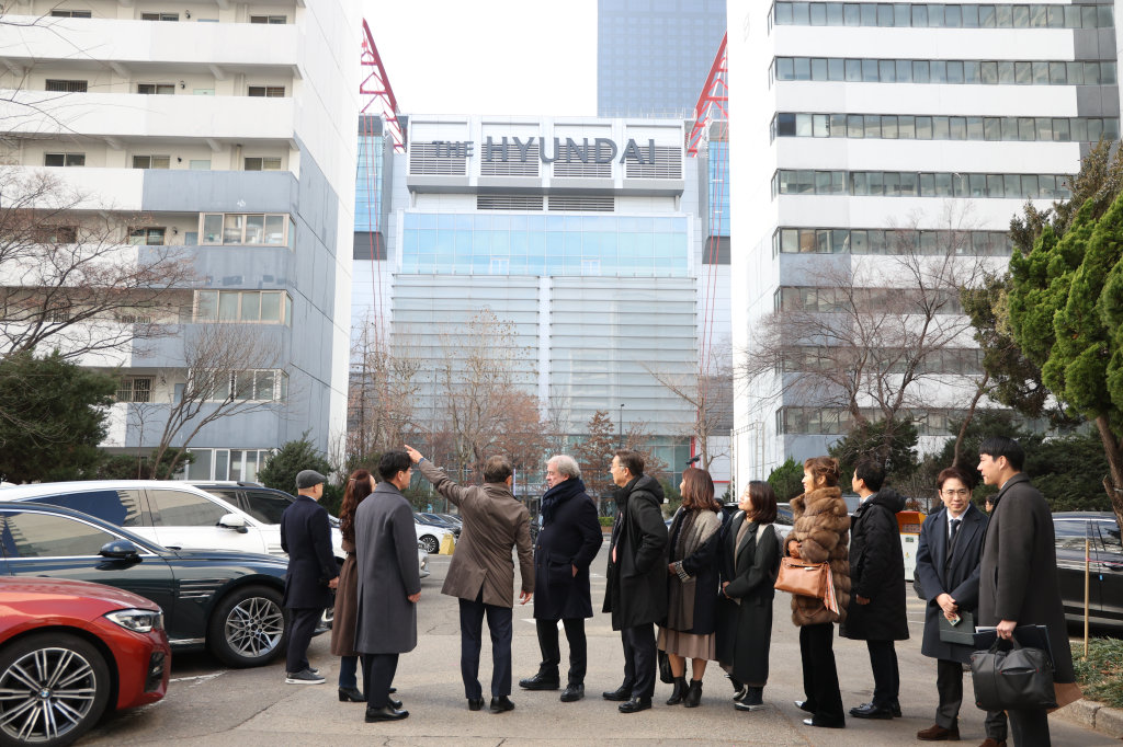 대우건설·빌모트·공작아파트 운영위가 MOU 체결을 마치고 재건축 사업지인 공작아파트 단지를 둘러보고 있다. 대우건설 제공